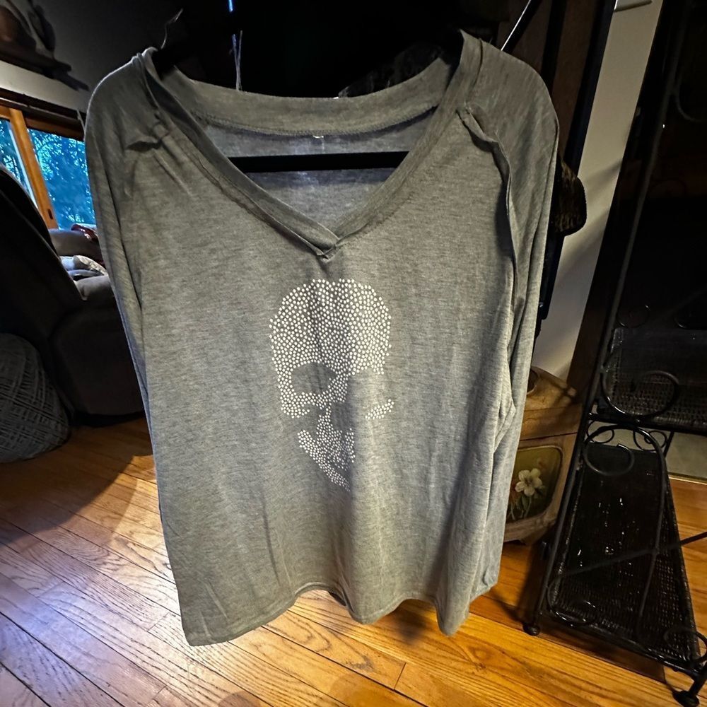 Gray Long Sleeve Top with Skull Design - Picture 5 of 9